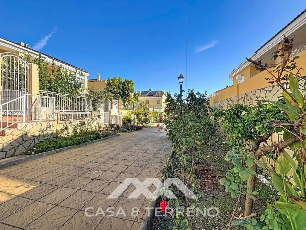 Vista exterior de Casa adosada en venda en Vélez-Málaga amb Aire condicionat, Piscina i Microones