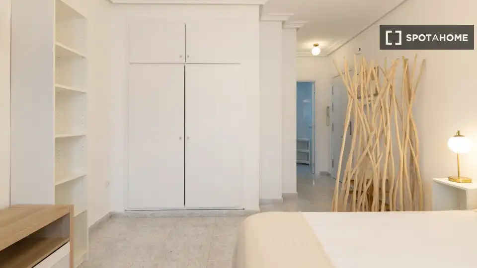 Habitación de Estudio para compartir en Torrevieja con Aire acondicionado, Terraza y Amueblado