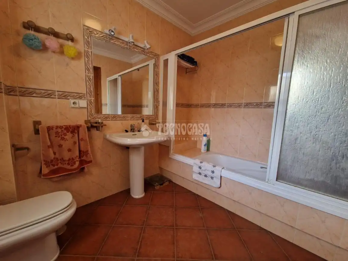 Baño de Casa adosada en venta en Osuna con Aire acondicionado y Terraza