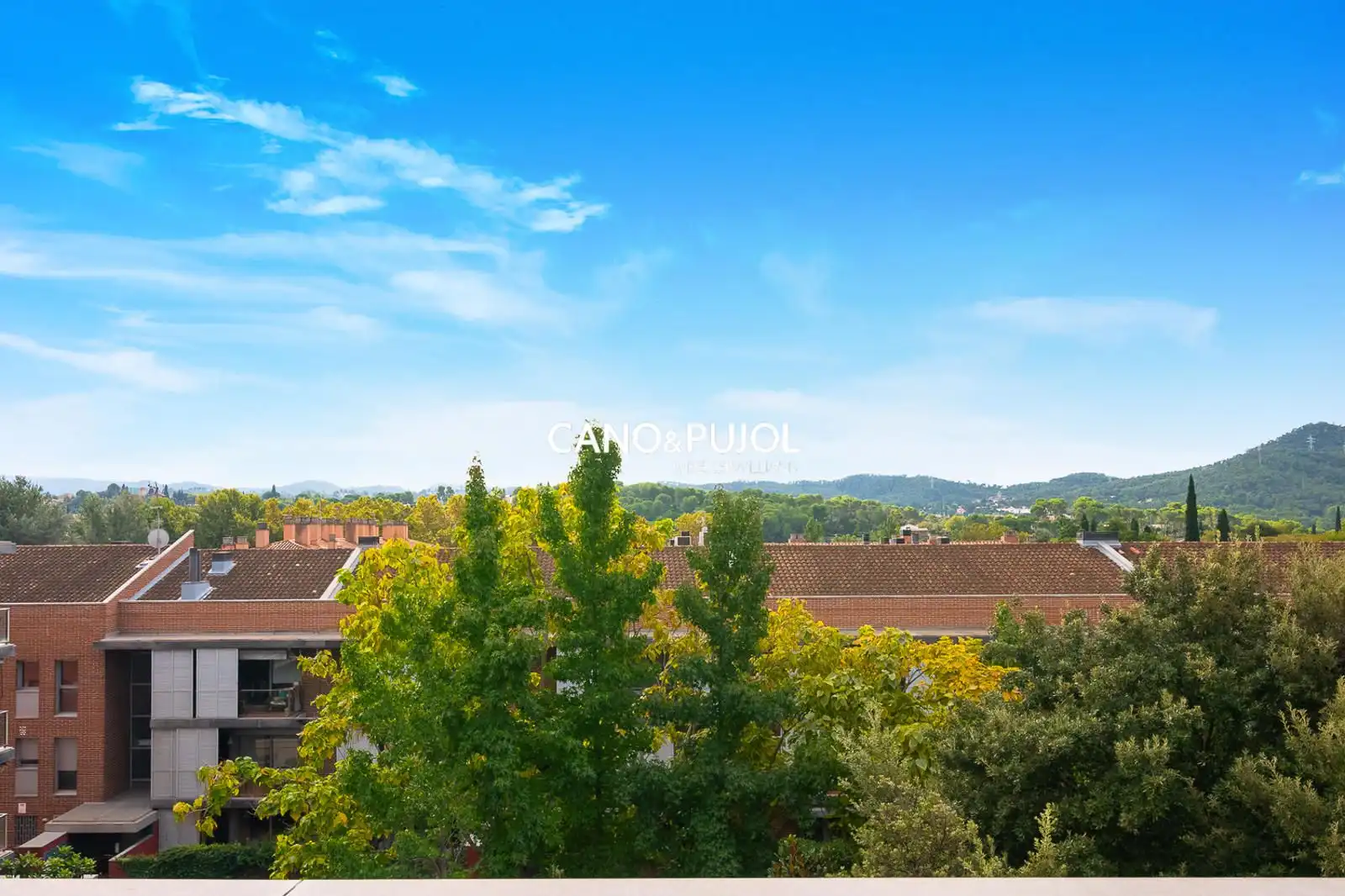 Vista exterior de Àtic en venda en Sant Cugat del Vallès amb Calefacció, Terrassa i Traster