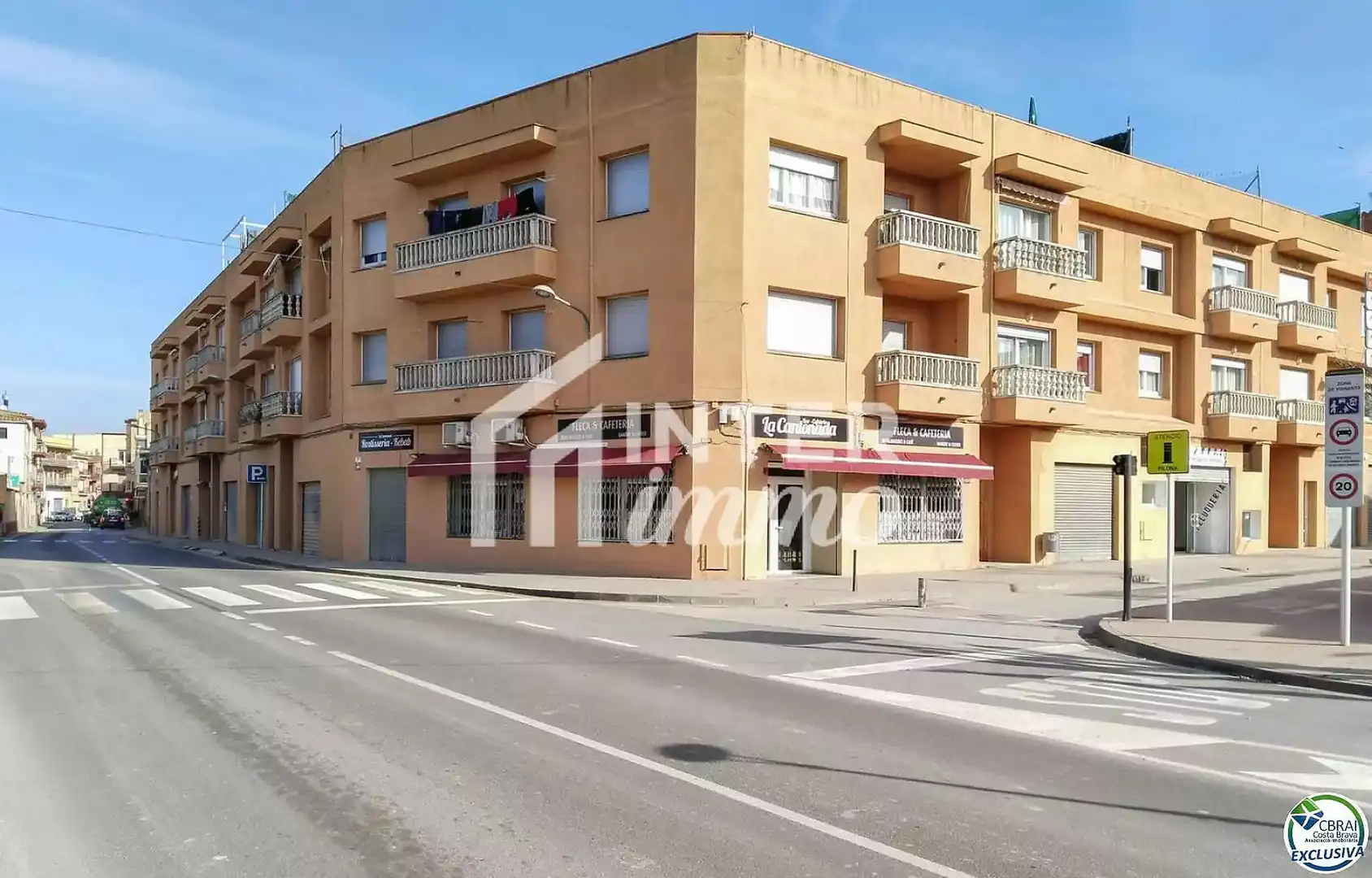 Vista exterior de Local en venda en Sant Pere Pescador, Girona