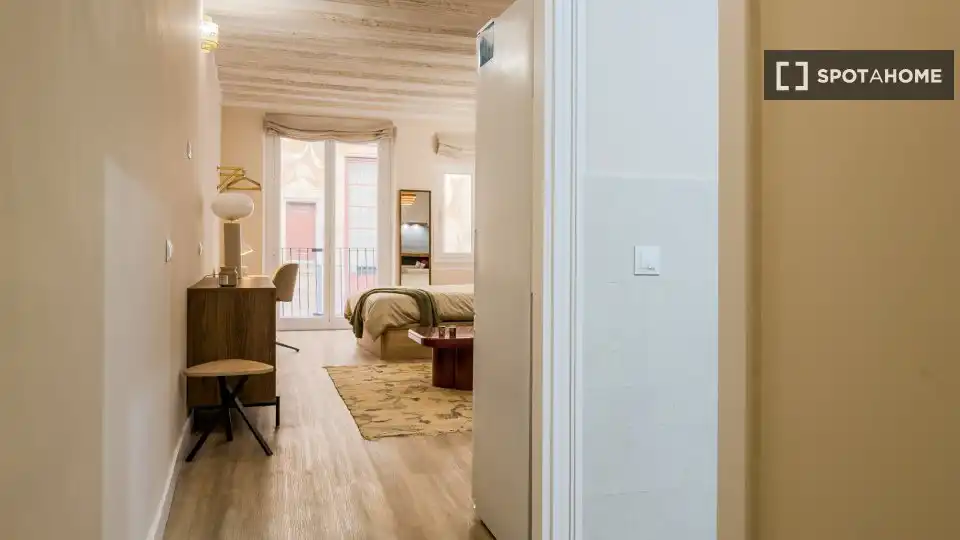Flat with terrace to rent in Ciutat Vella, imagen 3