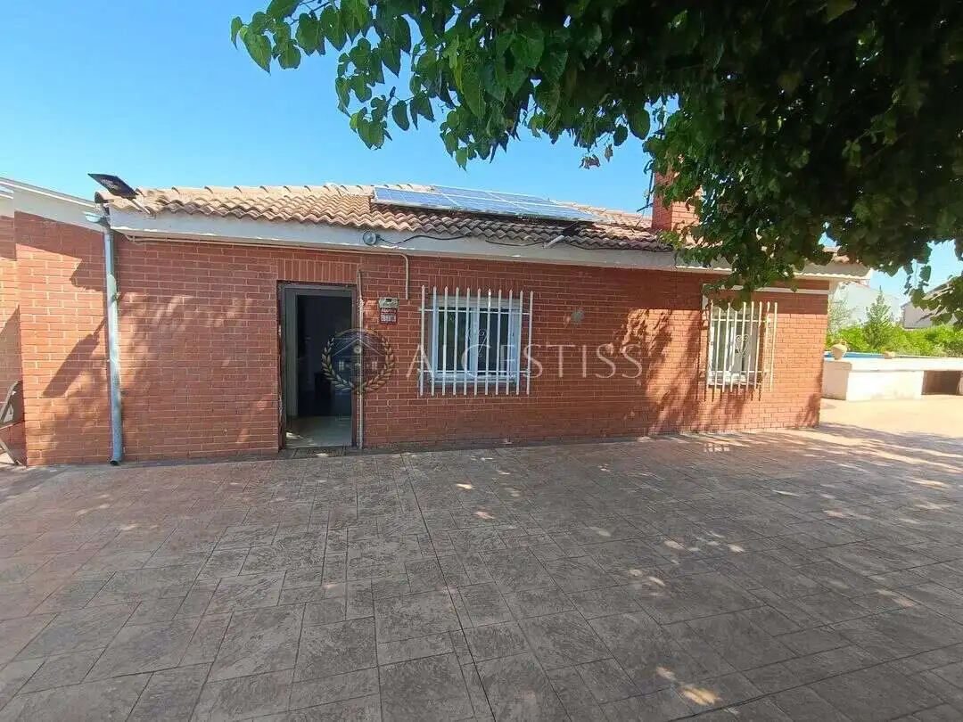 Vista exterior de Casa o xalet en venda en El Viso de San Juan amb Aire condicionat, Calefacció i Jardí privat