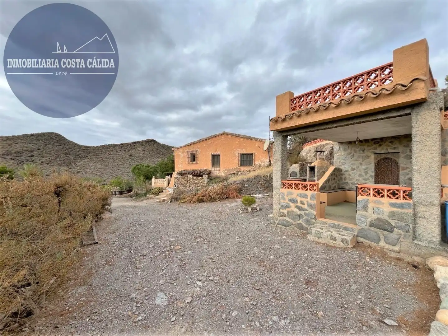 Casa rústica amb jardí en venda a Diseminado el Charcon