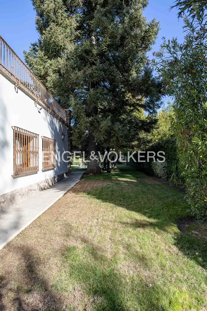 Vista exterior de Casa o xalet de lloguer en Madrid amb Aire condicionat, Calefacció i Jardí privat