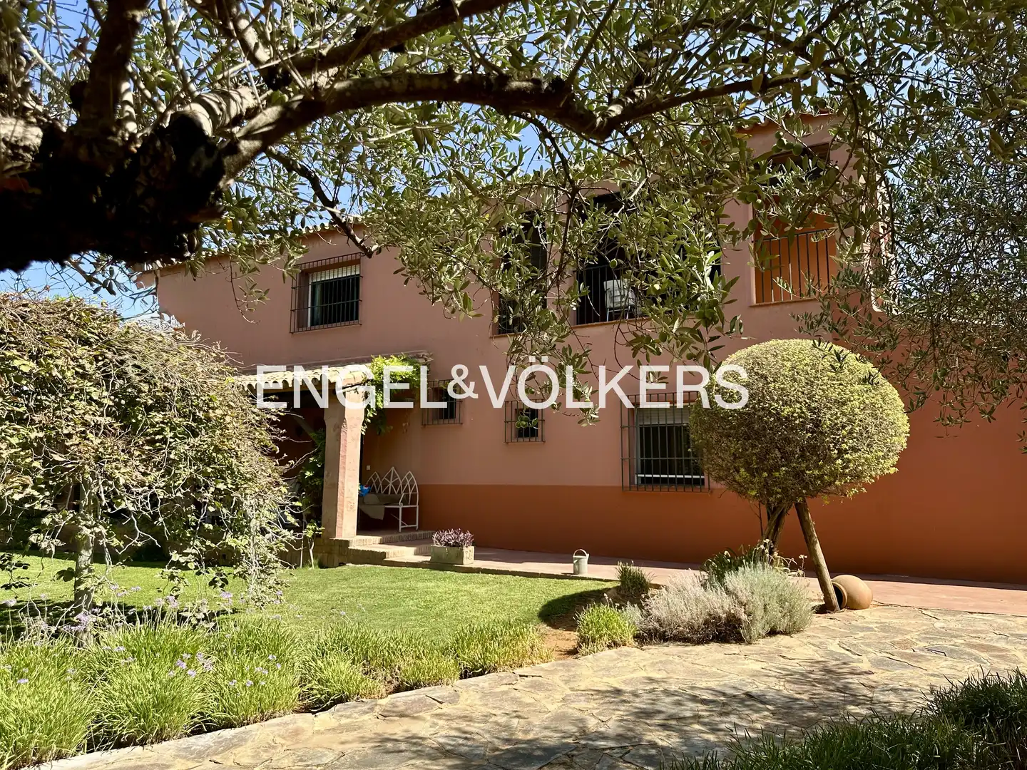 Vista exterior de Casa o xalet en venda en Espartinas amb Aire condicionat, Calefacció i Jardí privat