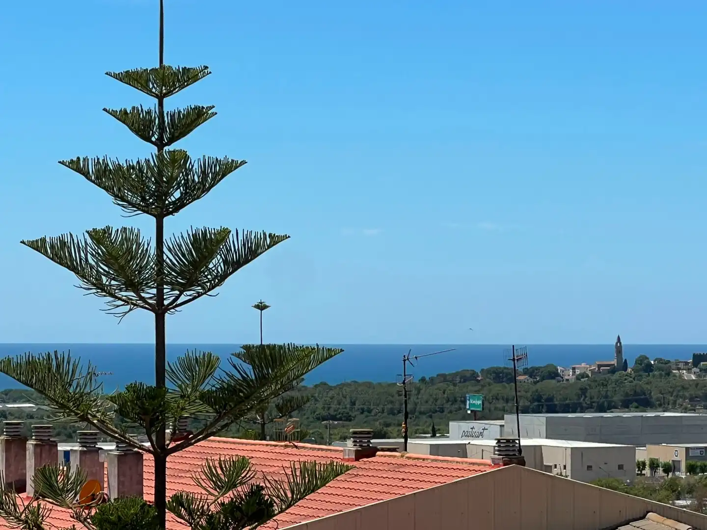 Außenansicht von Haus oder Chalet zum Verkauf in Roda de Berà mit Heizung, Privatgarten und Terrasse