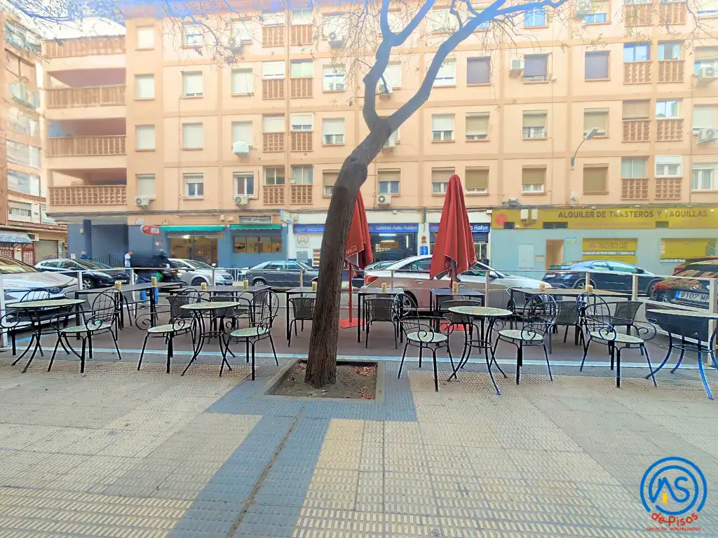 Vista exterior de Local en traspaso en Zaragoza con Aire acondicionado, Calefacción y Parquet