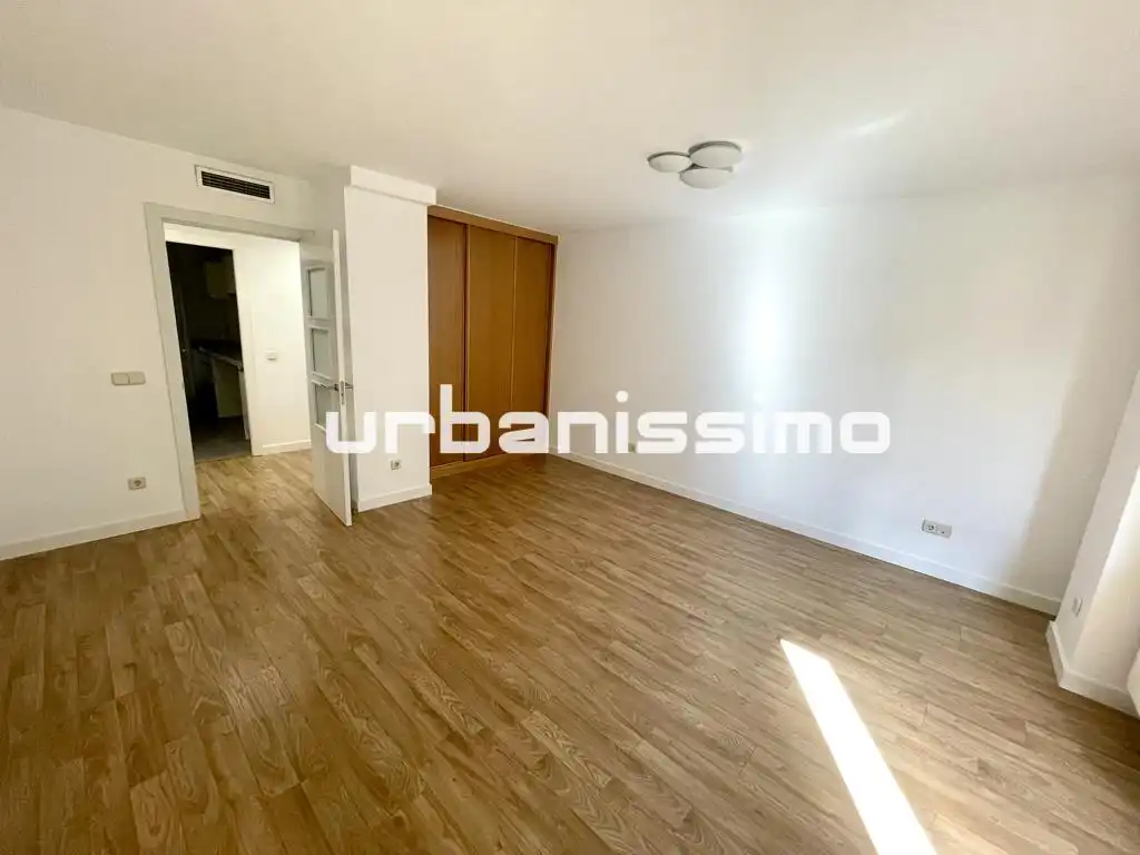 Flat for rent in Calle de Granada, Pacífico