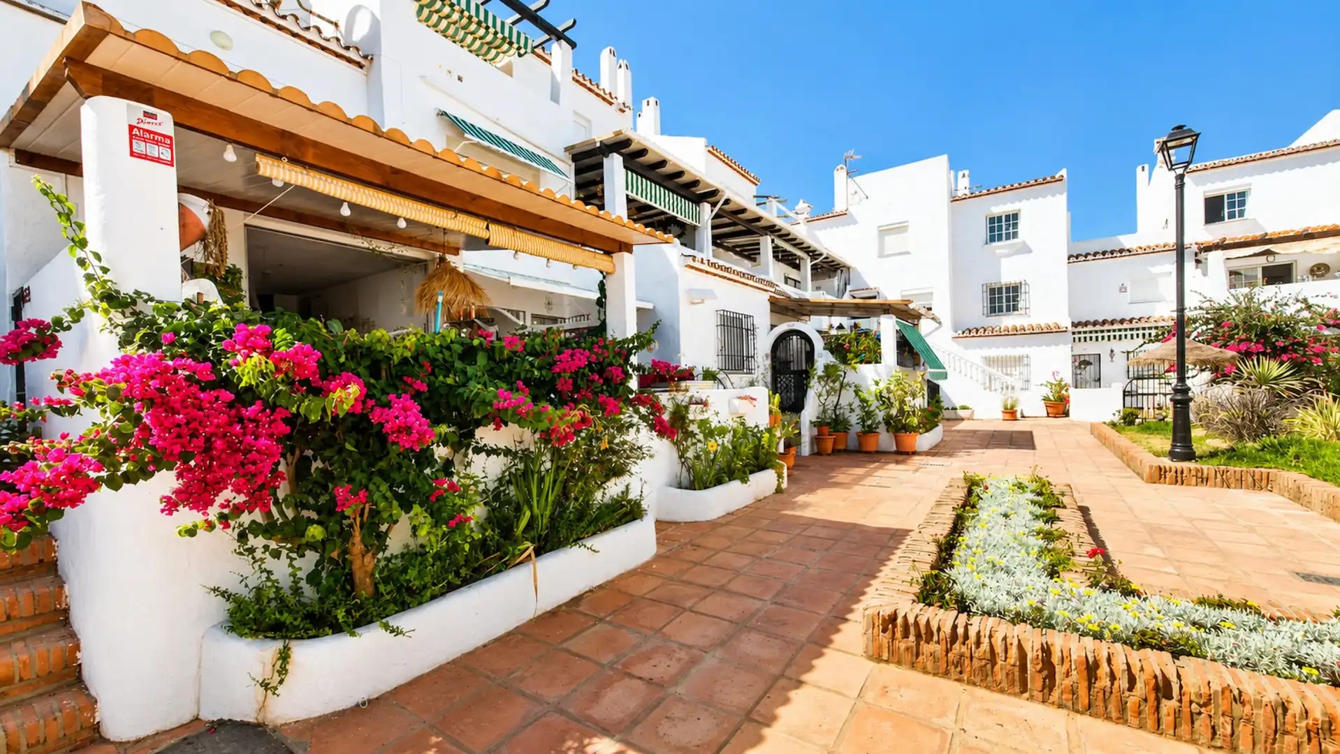 Außenansicht von Erdgeschoss zum Verkauf in Manilva mit Klimaanlage, Terrasse und Schwimmbad