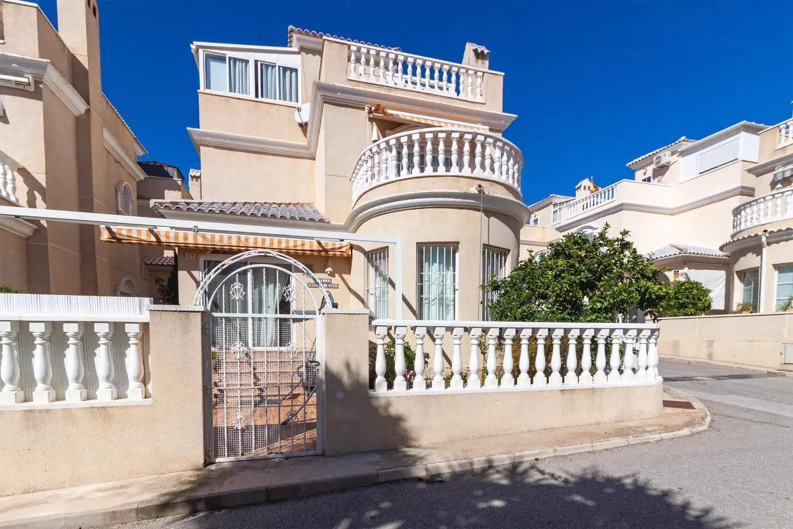 Vista exterior de Casa o xalet en venda en Orihuela amb Aire condicionat, Calefacció i Jardí privat