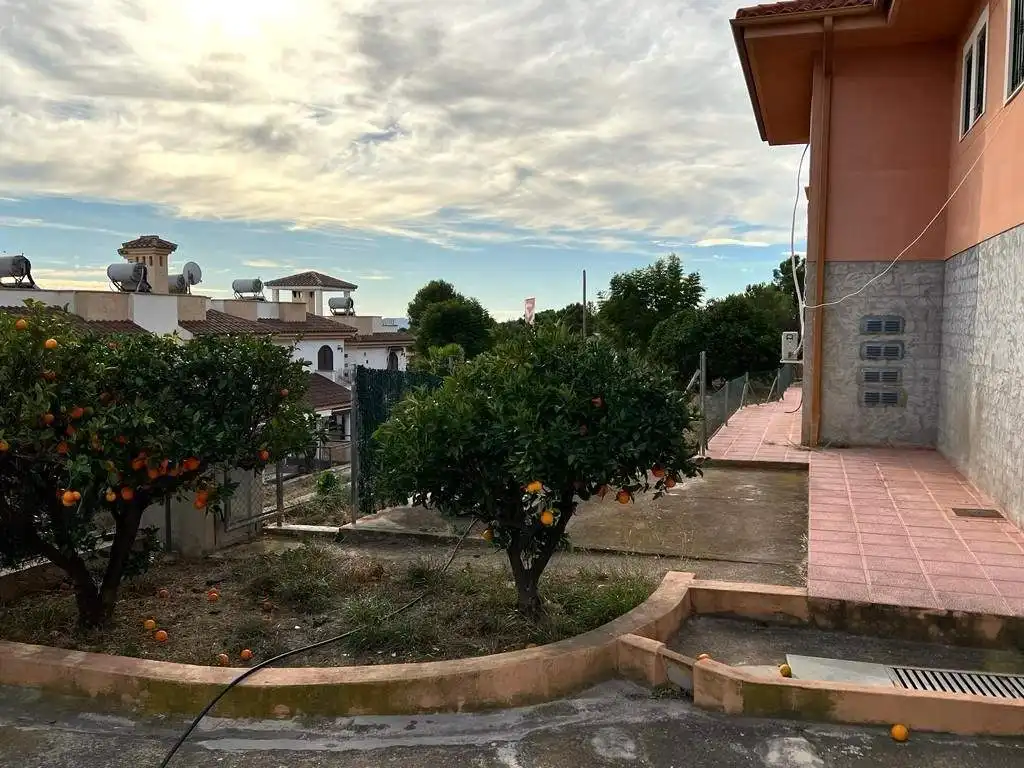 Vista exterior de Casa o xalet en venda en Polop amb Calefacció, Jardí privat i Terrassa