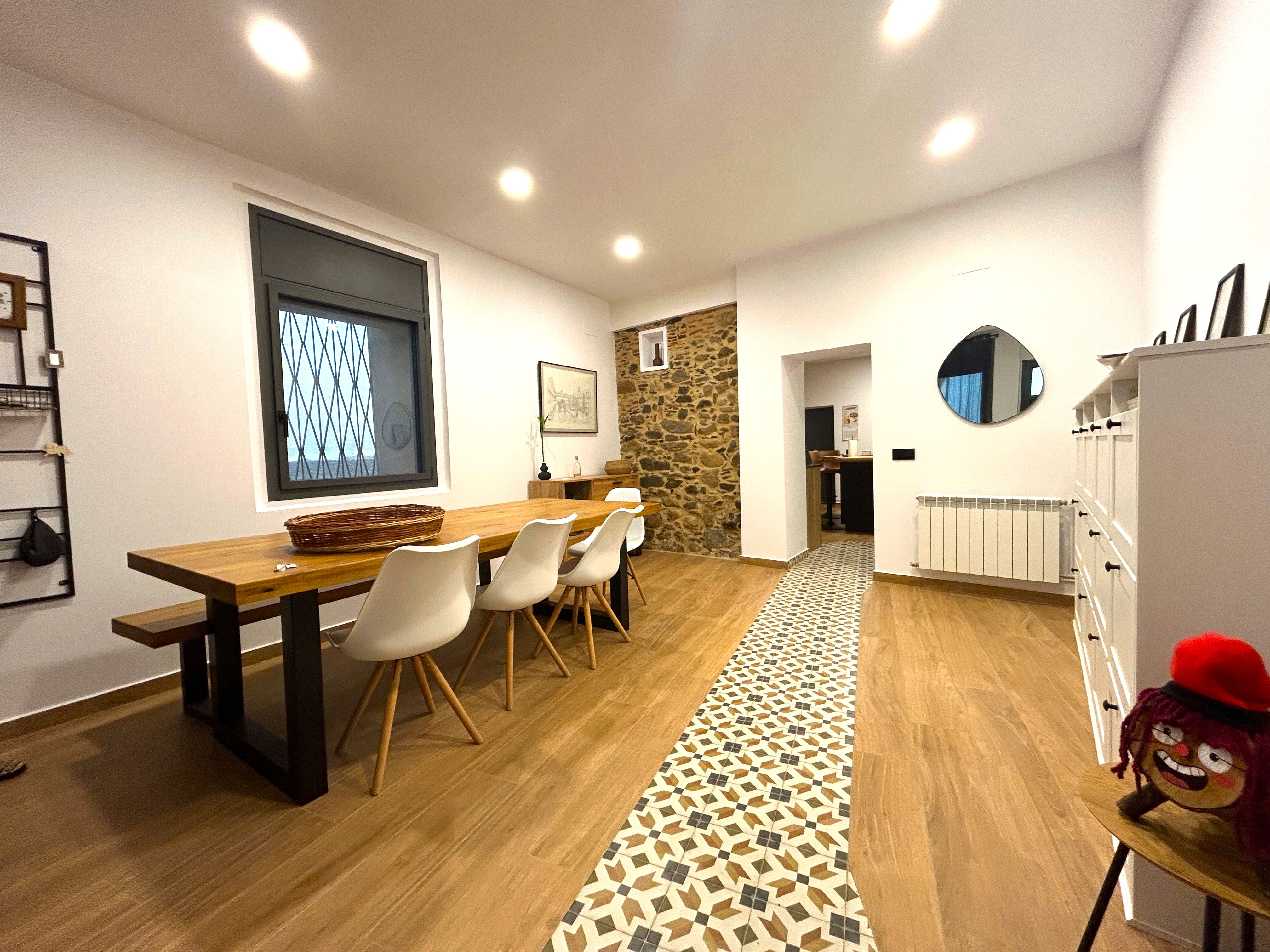 Menjador de Casa adosada en venda en Amer amb Calefacció, Terrassa i Moblat