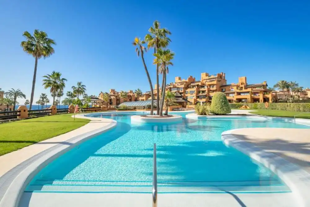 Vista exterior de Apartament de lloguer en Estepona amb Aire condicionat, Terrassa i Piscina