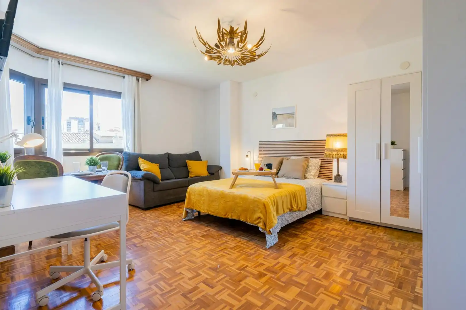 Schlafzimmer von Wohnung zur untervermieten in Valencia mit Möbliert, Waschmaschine und Fernseher