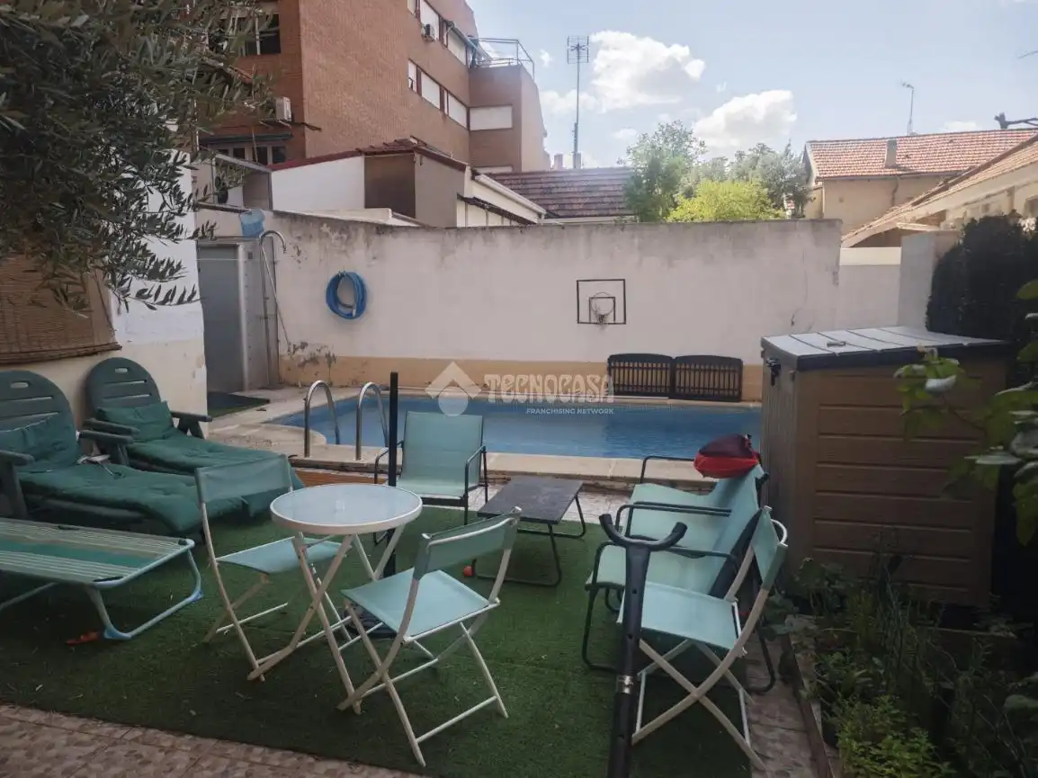 Piscina de Casa o xalet en venda en Madrid amb Calefacció i Piscina