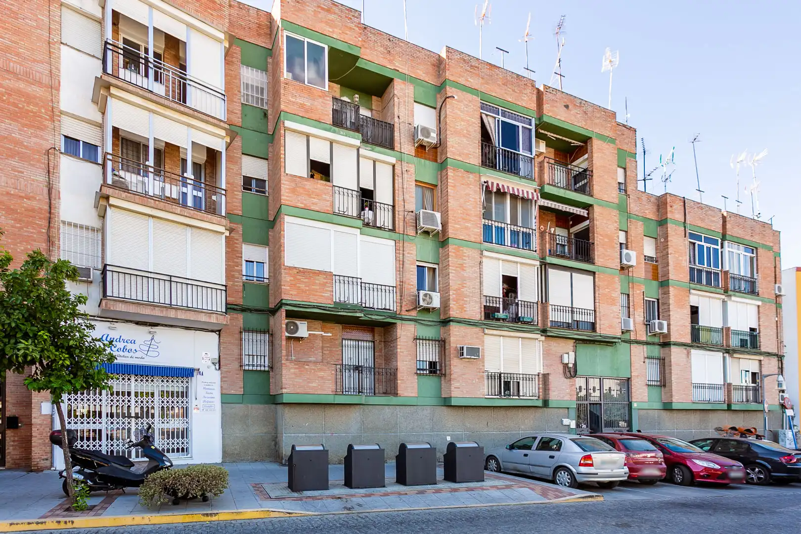 Vista exterior de Piso en venta en Mairena del Aljarafe con Calefacción, Parquet y Balcón