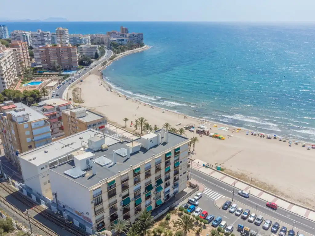 Vista exterior de Apartamento en venta en El Campello con Aire acondicionado, Terraza y Amueblado