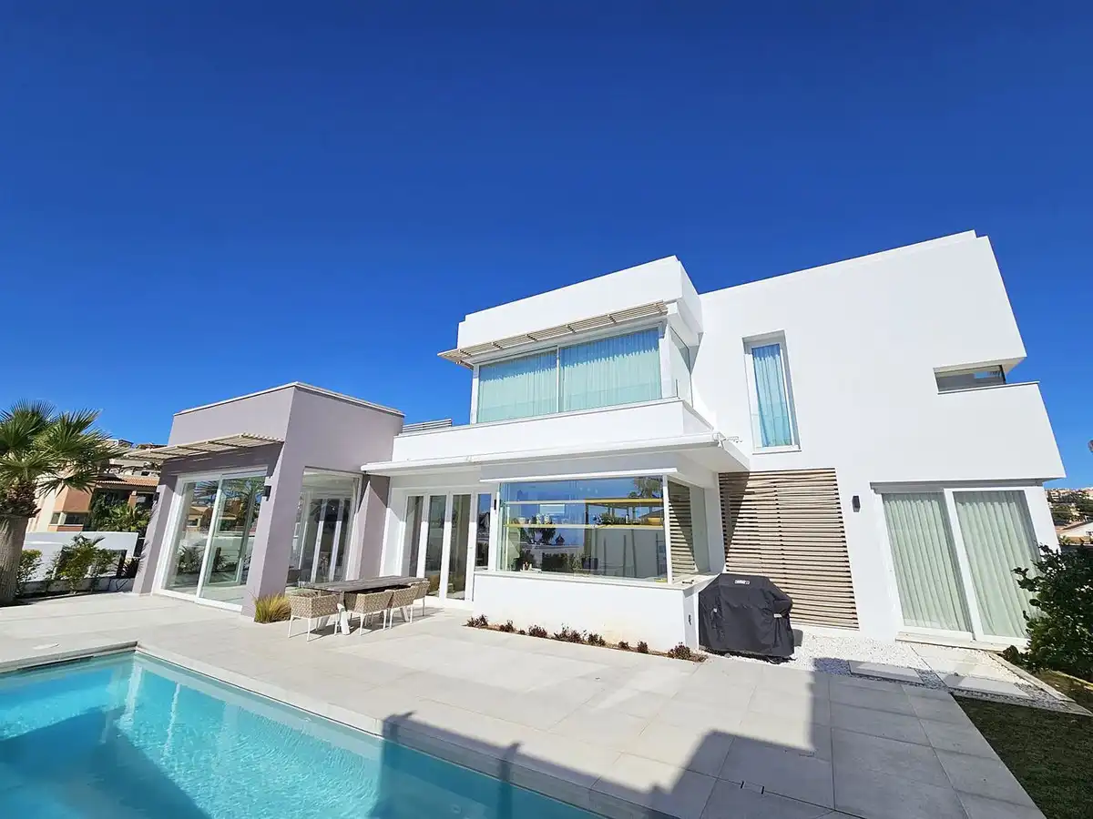 Chalet con piscina en venta en Riviera del Sol