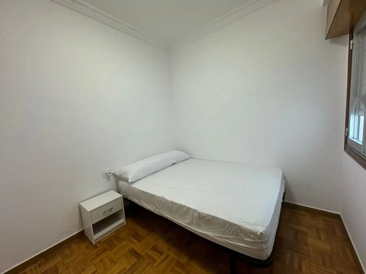 Bedroom of Flat for share in Ourense Capital   with Heating, Parquet flooring and Furnished