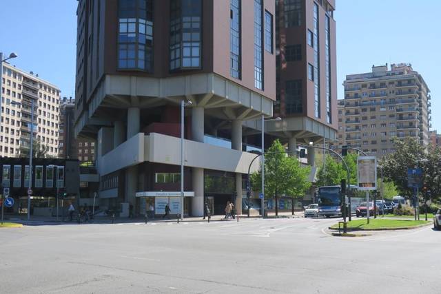 Local comercial en Alquiler en Avenida de Pío XII, 1 en 1º Ensanche