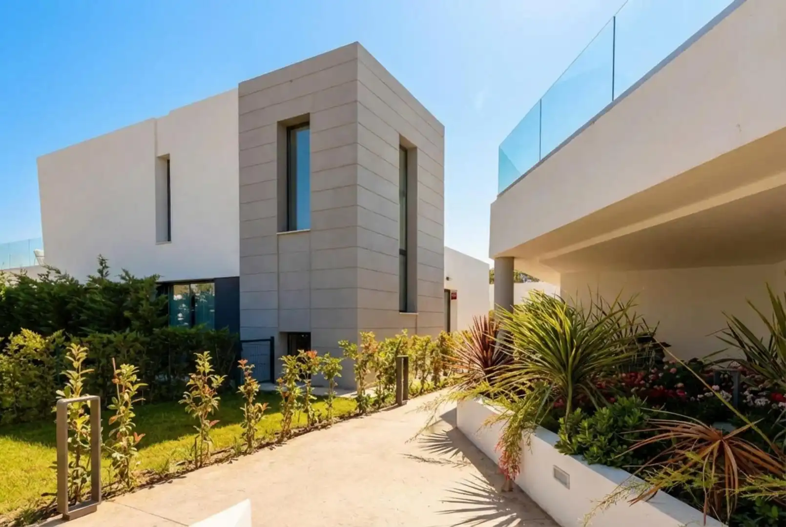 Vista exterior de Casa o xalet en venda en Marbella amb Aire condicionat, Jardí privat i Terrassa