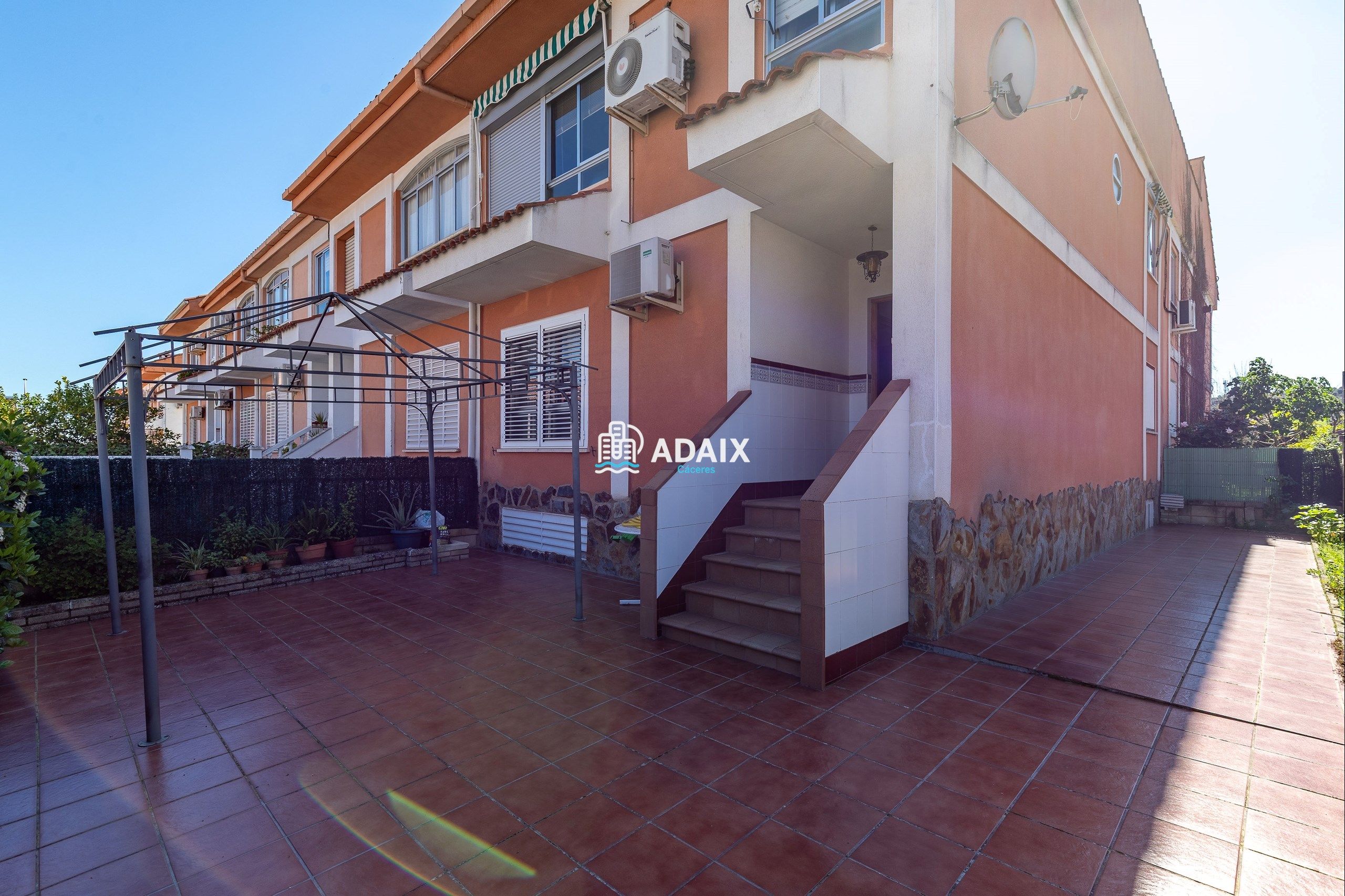 Vista exterior de Casa o xalet en venda en Cáceres Capital amb Aire condicionat, Calefacció i Traster