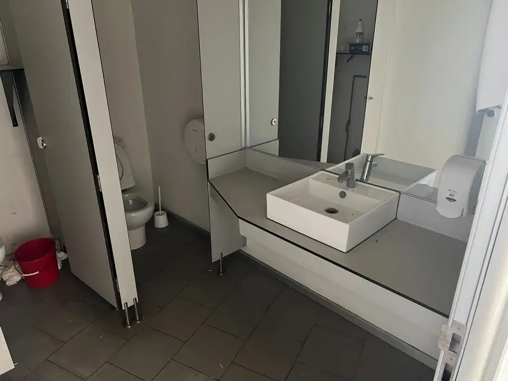 Baño de Nave industrial de alquiler en Oleiros con Calefacción