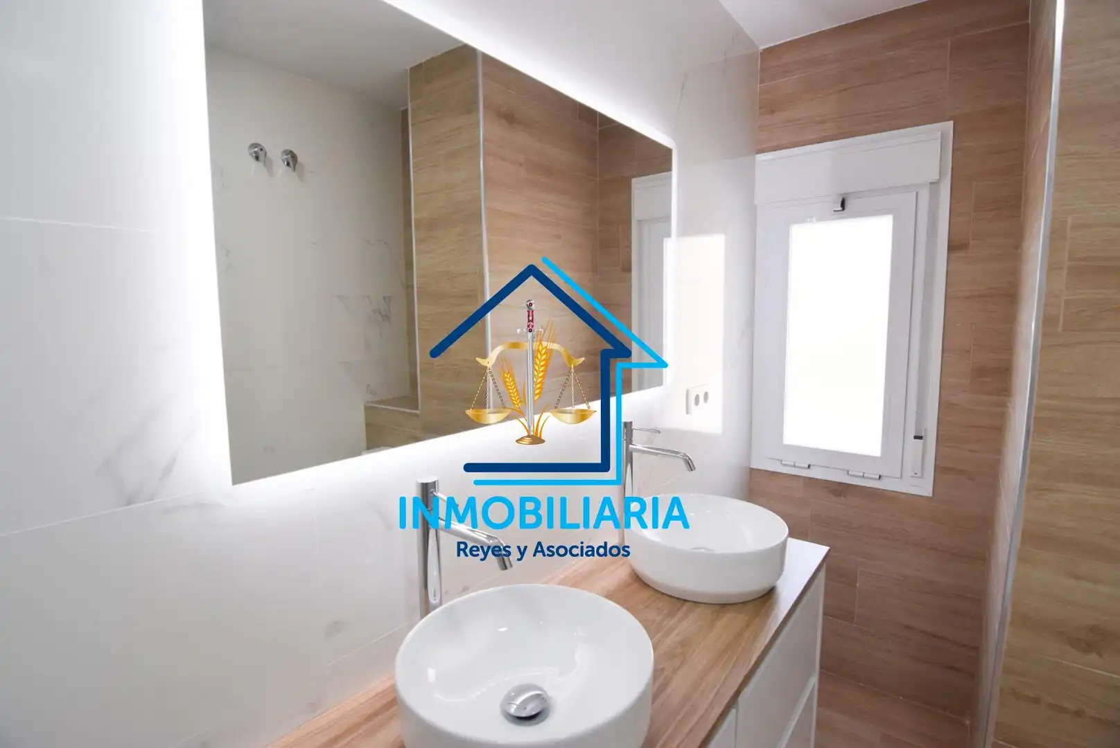 Bathroom of Flat for sale in Córdoba  with Air Conditioner and Heating