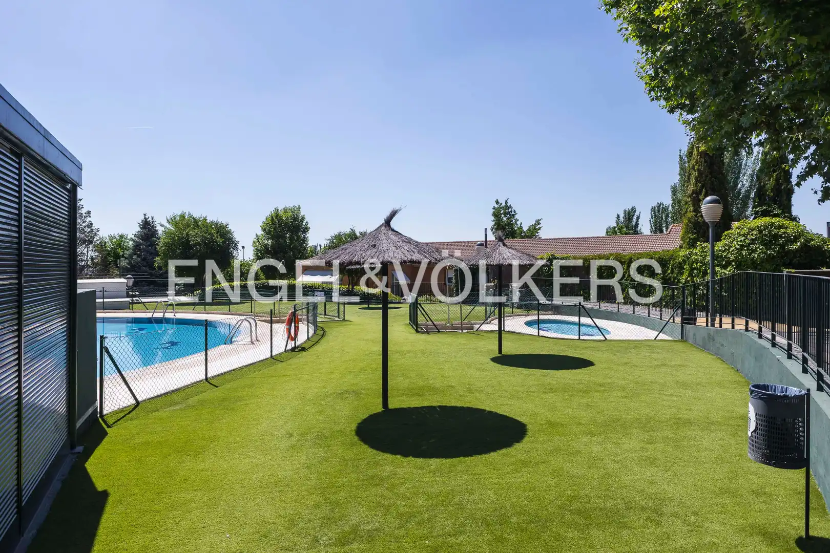 Swimming pool of Houses for sale in La Moraleja  with Air Conditioner, Heating and Private garden