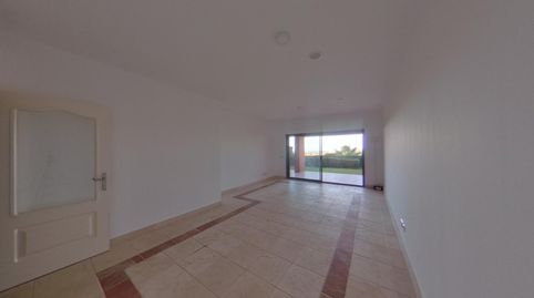 Foto 2 de Piso en venta en C/ Pico Alcazaba, Benatalaya, Estepona