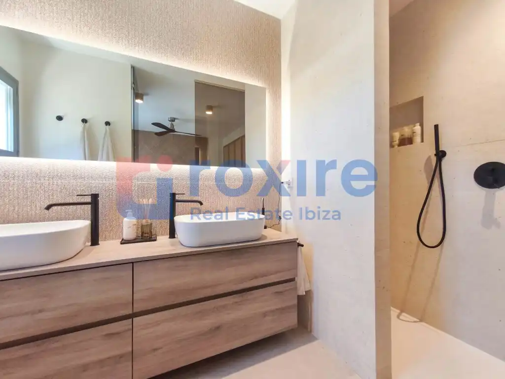 Baño de Casa adosada de alquiler en Sant Antoni de Portmany con Aire acondicionado, Calefacción y Jardín privado