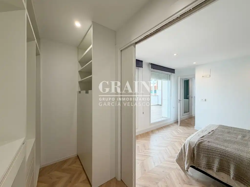 Schlafzimmer von Dachboden zur Miete in Albacete mit Heizung, Terrasse und Balkon