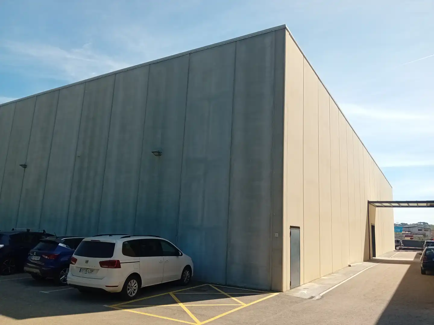 Vista exterior de Nave industrial de alquiler en Girona con Alarma