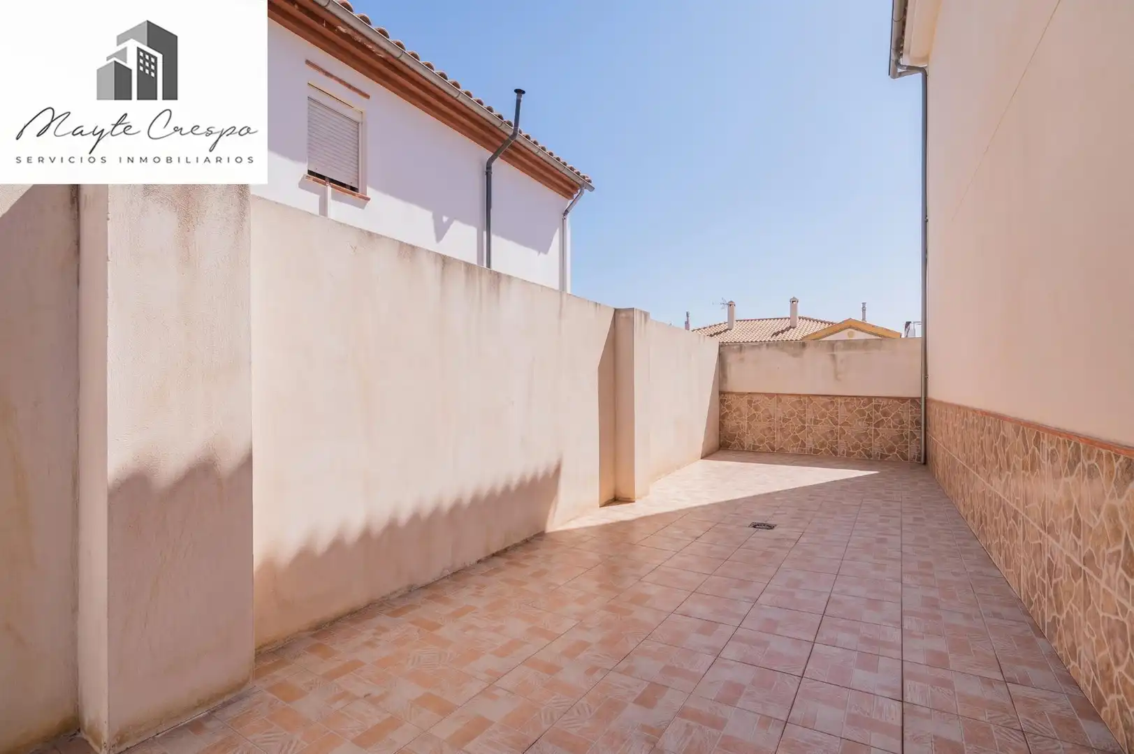 Casa aparellada amb terrassa en venda a Jun, imagen 16