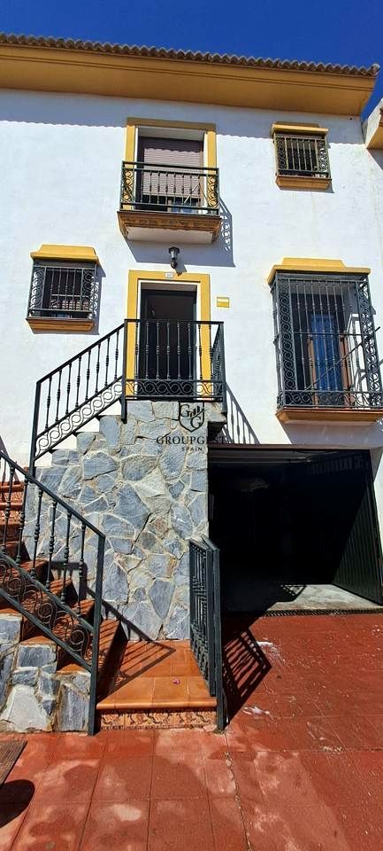 Vista exterior de Casa o xalet en venda en Benalmádena amb Aire condicionat, Jardí privat i Terrassa