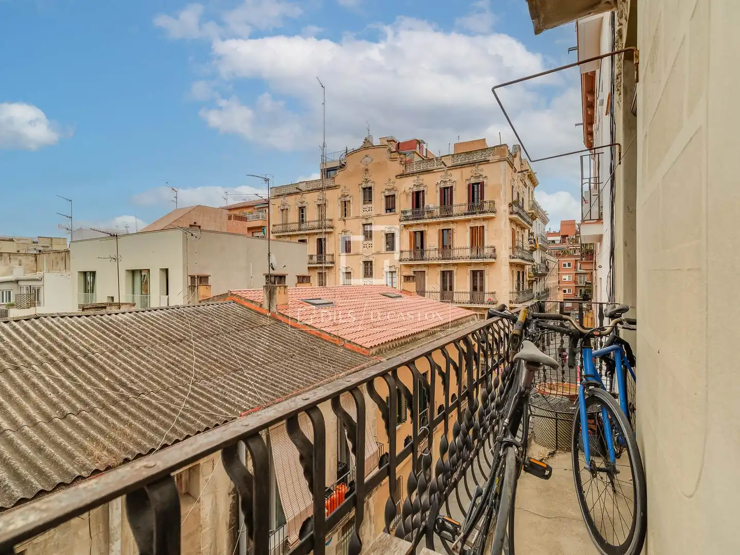 Außenansicht von Wohnung zum Verkauf in Barcelona mit Klimaanlage, Heizung und Parkett