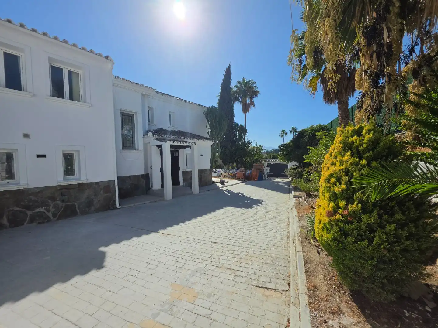 Vista exterior de Casa o xalet de lloguer en Marbella amb Jardí privat, Terrassa i Piscina