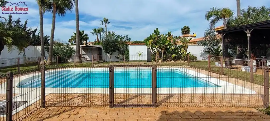 Swimming pool of Houses for sale in Chiclana de la Frontera  with Air Conditioner, Heating and Private garden