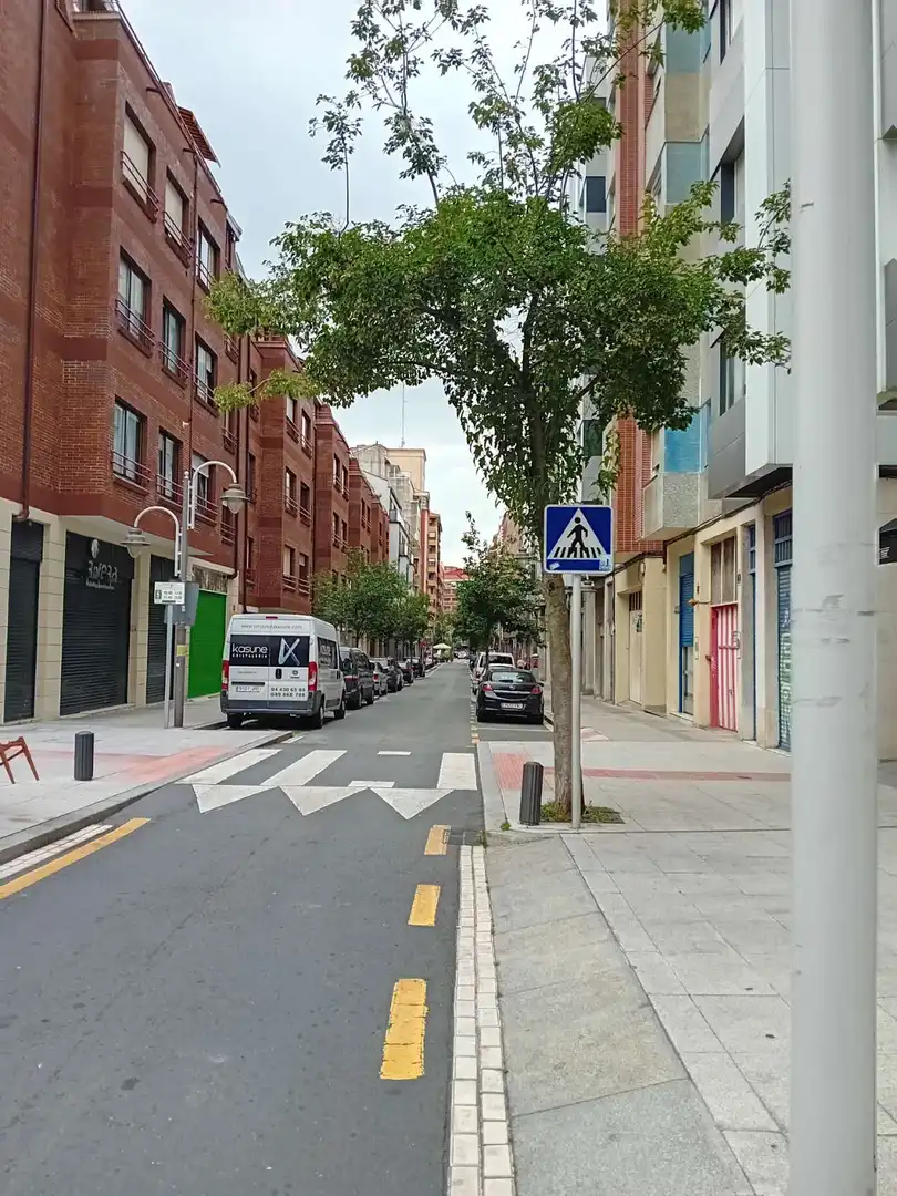 Vista exterior de Local en venta en Bilbao  con Calefacción, Amueblado y Alarma