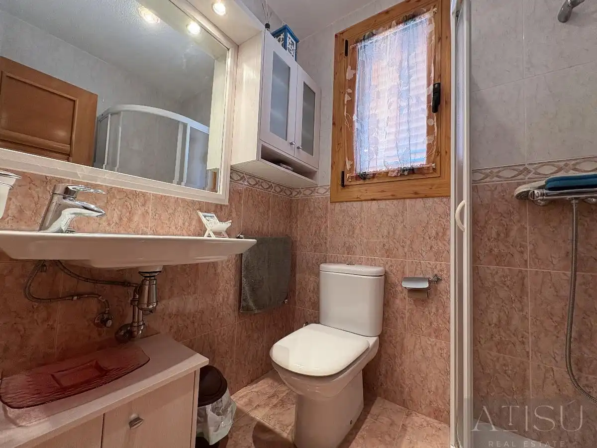 Badezimmer von Einfamilien-Reihenhaus zur Miete in El Campello mit Klimaanlage, Heizung und Abstellraum