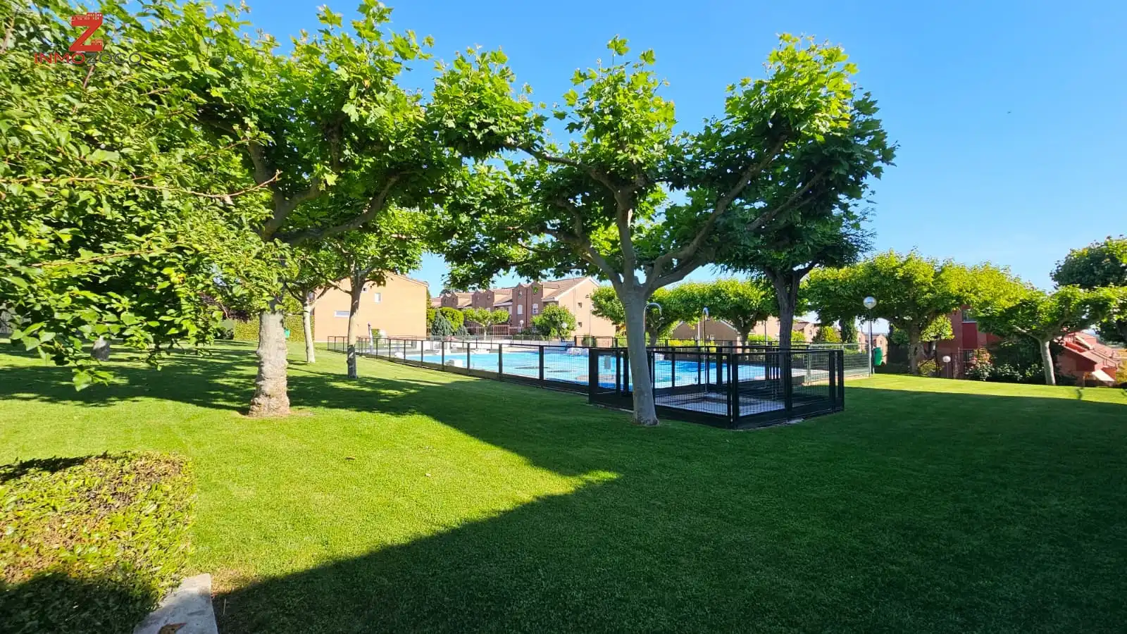 Piscina de Casa adosada en venta en Las Rozas de Madrid con Aire acondicionado, Calefacción y Jardín privado