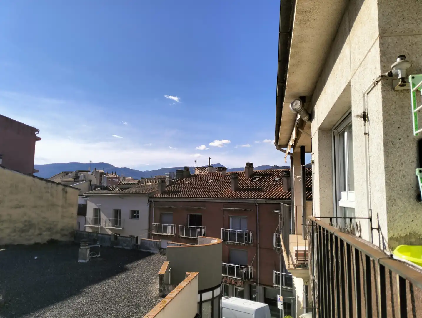 Vista exterior de Ático en venta en Banyoles con Aire acondicionado, Parquet y Terraza