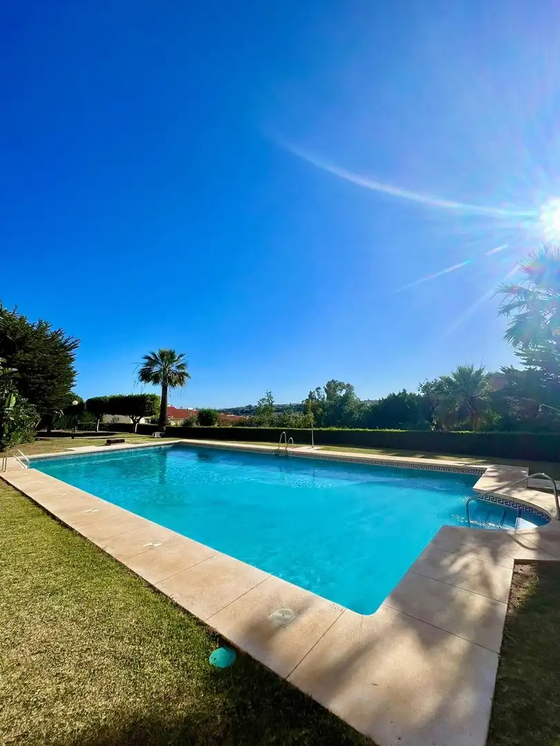 Schwimmbecken von Wohnungen zum Verkauf in Fuengirola mit Klimaanlage, Terrasse und Gemeinschaftspool