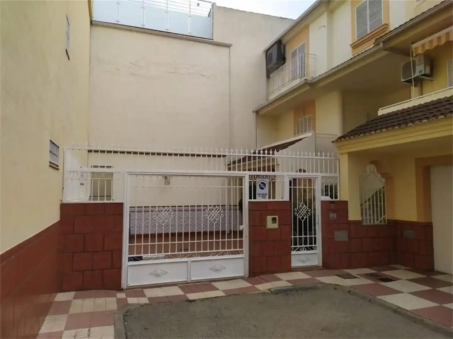 Vista exterior de Casa adosada en venta en Bailén con Aire acondicionado y Balcón