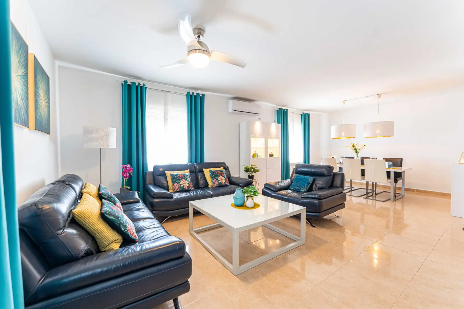Sala de estar de Casa o chalet en venta en Serranillos del Valle con Aire acondicionado, Calefacción y Jardín privado