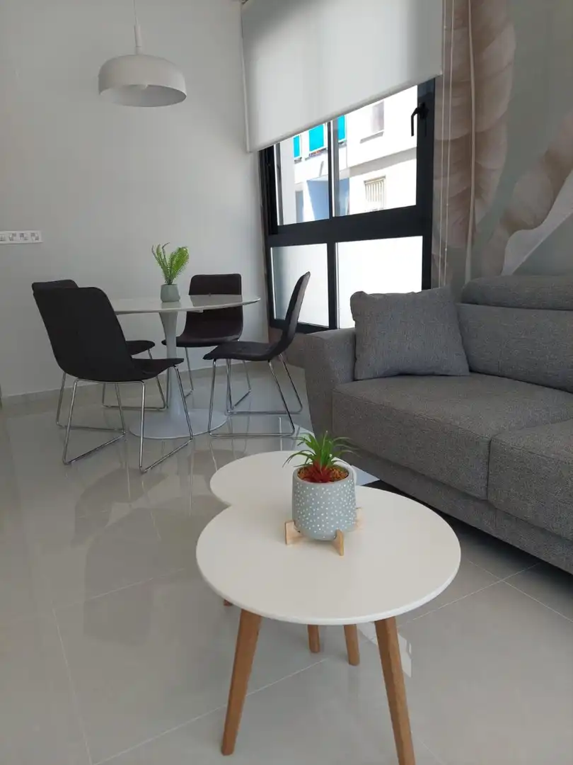 Sala d'estar de Apartament de lloguer en Torrevieja amb Aire condicionat, Calefacció i Piscina