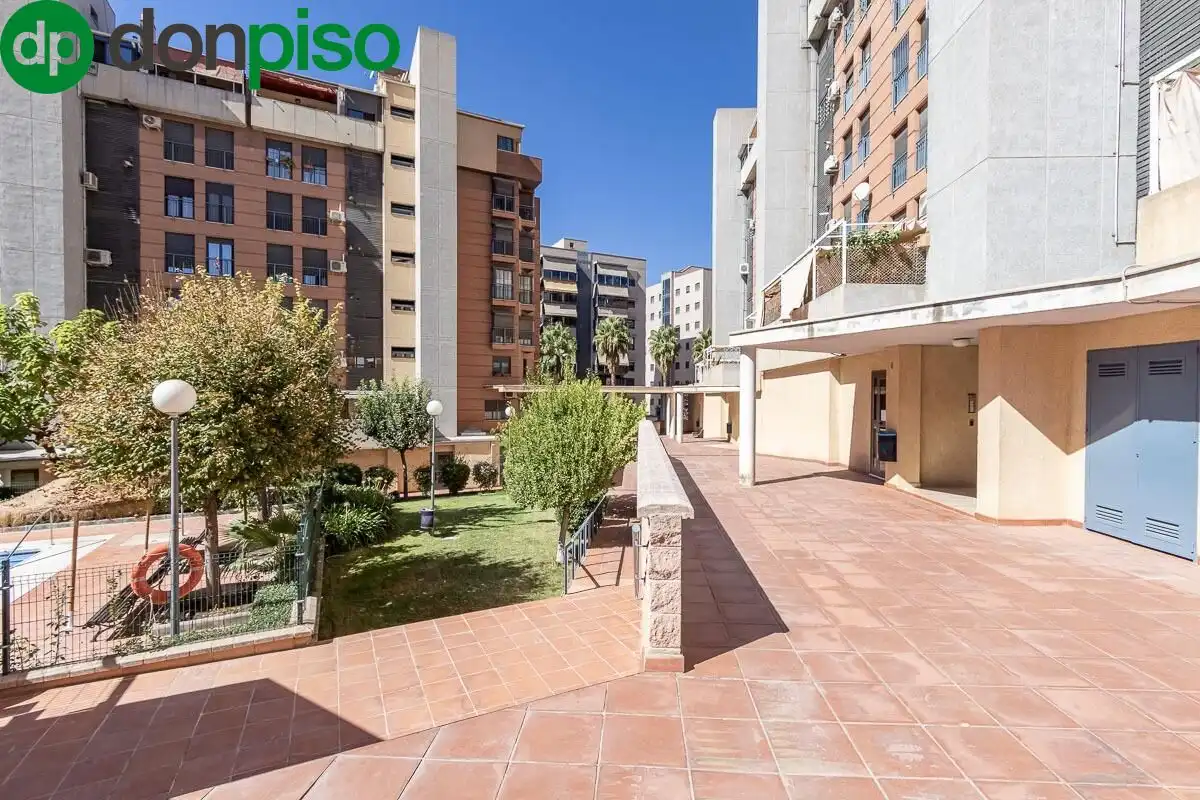Vista exterior de Pis en venda en Granada amb Aire condicionat, Calefacció i Piscina comunitària