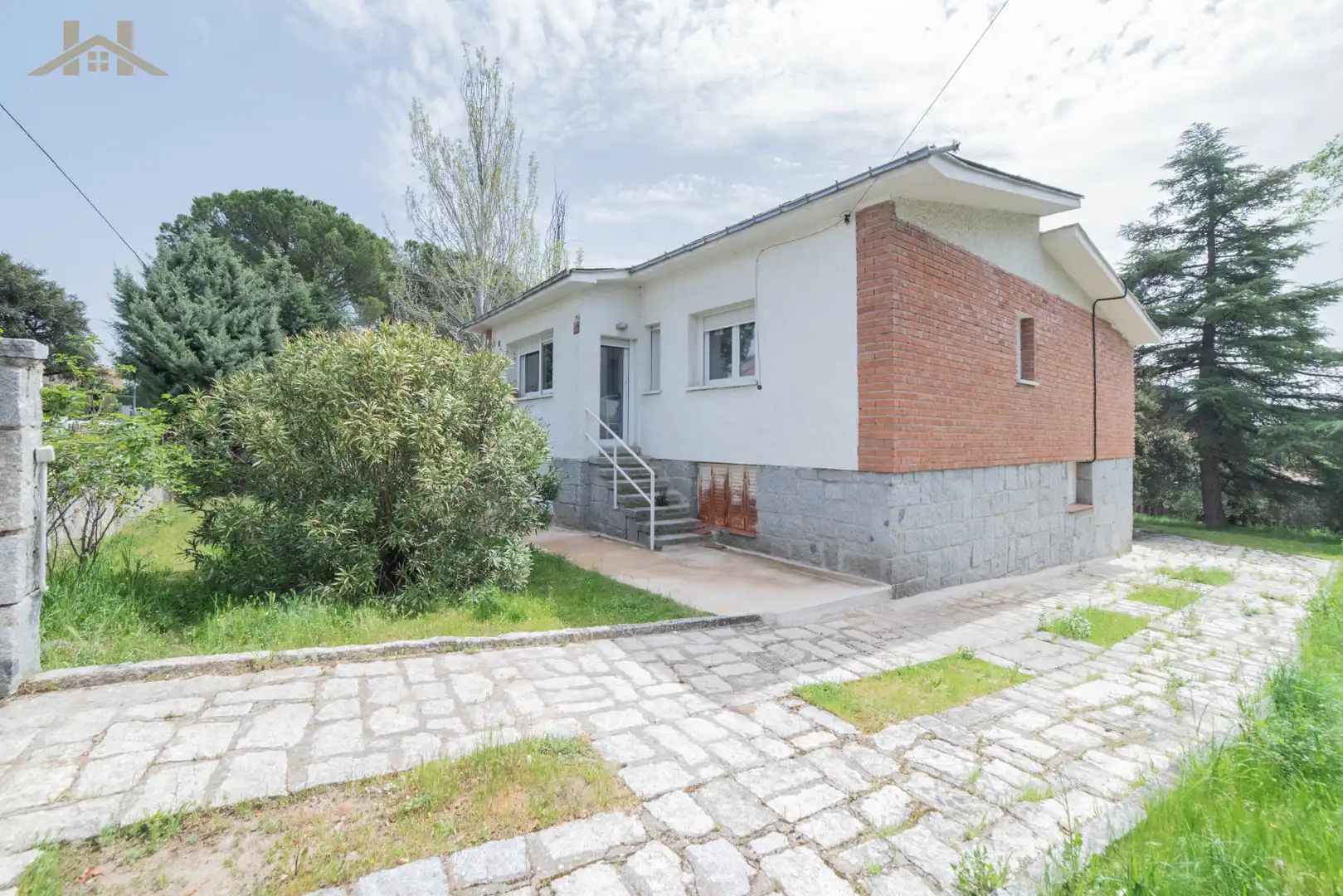 Vista exterior de Casa o xalet en venda en Valdemorillo amb Calefacció, Jardí privat i Parquet