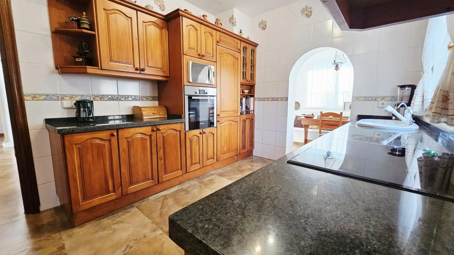 Cocina de Casa o chalet en venta en Marbella con Jardín privado, Terraza y Piscina comunitaria